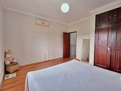 Moradia T5 com piscina e espaço para churrasco em Palmela