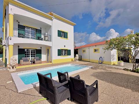 Moradia T5 com piscina e espaço para churrasco em Palmela