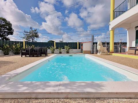 Moradia T5 com piscina e espaço para churrasco em Palmela
