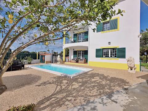 Moradia T5 com piscina e espaço para churrasco em Palmela