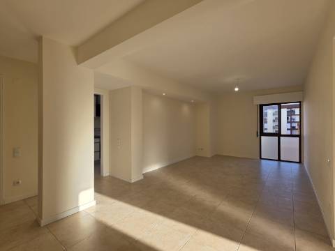 Apartamento T2 com Melhoramentos | Tapada das Mercês - Mem Martins