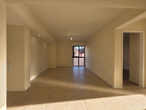 Apartamento T2 com Melhoramentos | Tapada das Mercês - Mem Martins