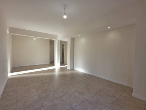 Apartamento T2 com Melhoramentos | Tapada das Mercês - Mem Martins