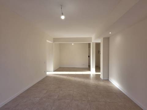 Apartamento T2 com Melhoramentos | Tapada das Mercês - Mem Martins