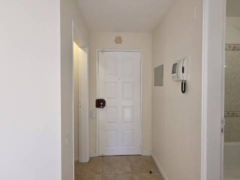 Apartamento T2 com Melhoramentos | Tapada das Mercês - Mem Martins