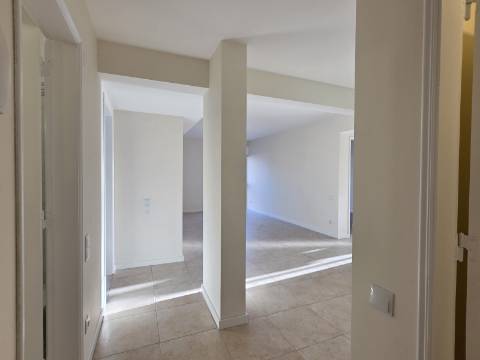 Apartamento T2 com Melhoramentos | Tapada das Mercês - Mem Martins