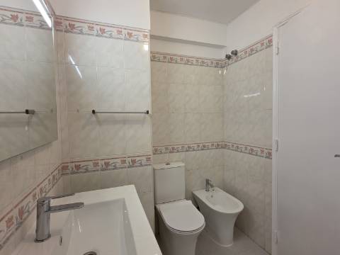 Apartamento T2 com Melhoramentos | Tapada das Mercês - Mem Martins