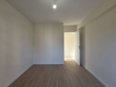 Apartamento T2 com Melhoramentos | Tapada das Mercês - Mem Martins