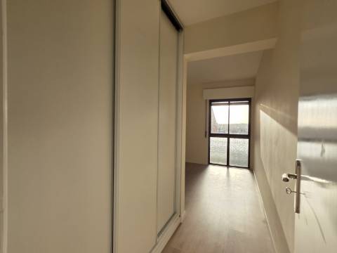 Apartamento T2 com Melhoramentos | Tapada das Mercês - Mem Martins