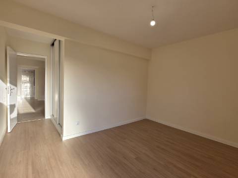 Apartamento T2 com Melhoramentos | Tapada das Mercês - Mem Martins