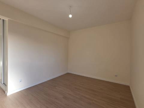 Apartamento T2 com Melhoramentos | Tapada das Mercês - Mem Martins