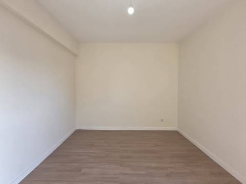 Apartamento T2 com Melhoramentos | Tapada das Mercês - Mem Martins