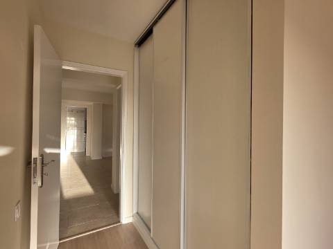 Apartamento T2 com Melhoramentos | Tapada das Mercês - Mem Martins