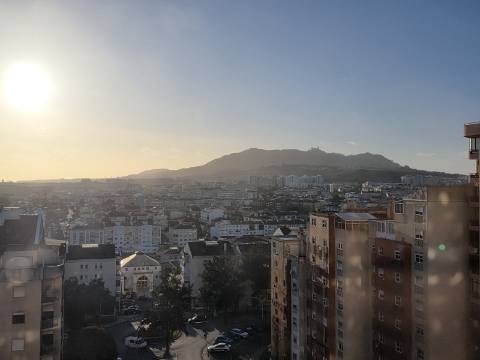 Apartamento T2 com Melhoramentos | Tapada das Mercês - Mem Martins