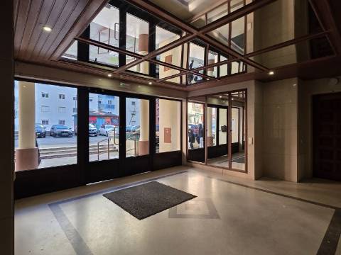 Apartamento T2 com Melhoramentos | Tapada das Mercês - Mem Martins