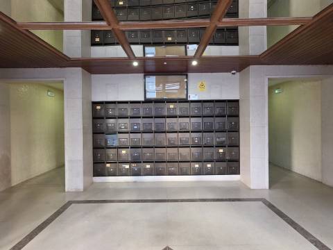 Apartamento T2 com Melhoramentos | Tapada das Mercês - Mem Martins