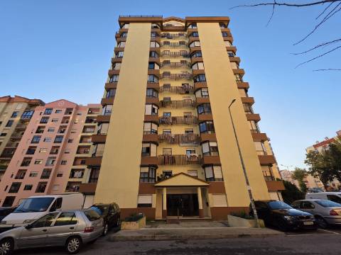 Apartamento T2 com Melhoramentos | Tapada das Mercês - Mem Martins