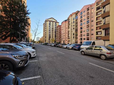 Apartamento T2 com Melhoramentos | Tapada das Mercês - Mem Martins