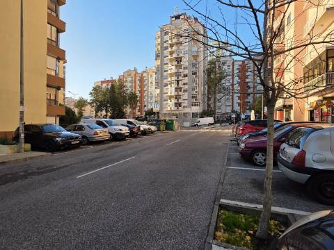 Apartamento T2 com Melhoramentos | Tapada das Mercês - Mem Martins