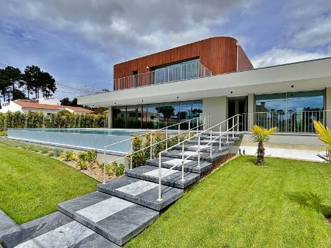 Moradia independente T5+2 à venda em Verdizela, Corroios