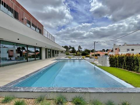 Moradia independente T5+2 à venda em Verdizela, Corroios