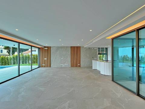 Moradia independente T5+2 à venda em Verdizela, Corroios