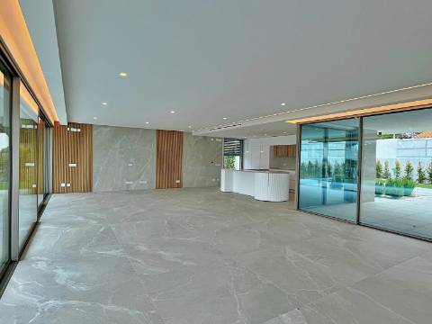 Moradia independente T5+2 à venda em Verdizela, Corroios