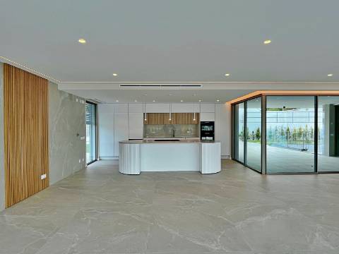 Moradia independente T5+2 à venda em Verdizela, Corroios