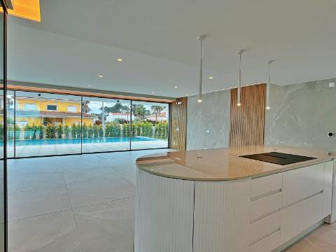 Moradia independente T5+2 à venda em Verdizela, Corroios