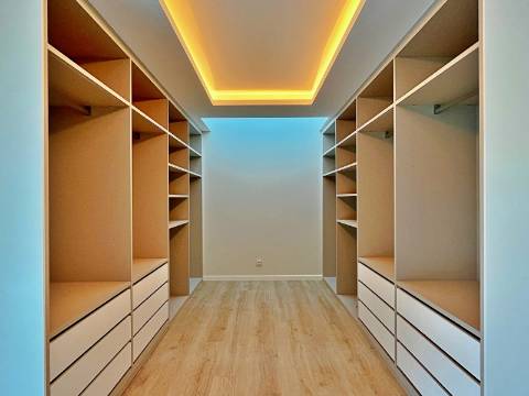 Moradia independente T5+2 à venda em Verdizela, Corroios