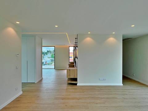 Moradia independente T5+2 à venda em Verdizela, Corroios