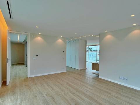 Moradia independente T5+2 à venda em Verdizela, Corroios