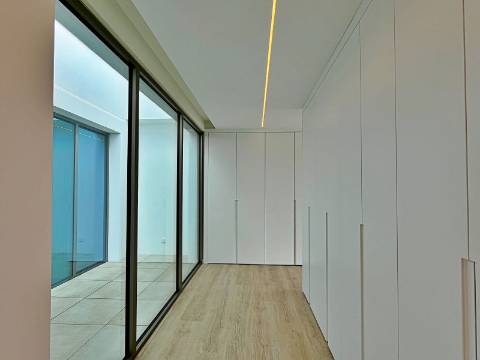 Moradia independente T5+2 à venda em Verdizela, Corroios