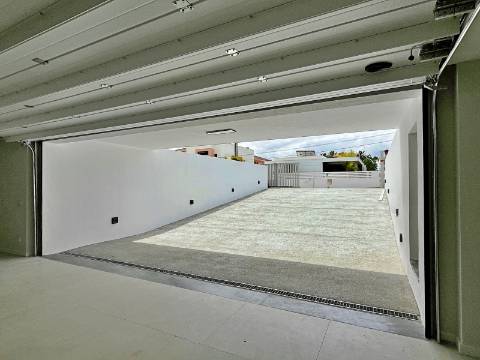 Moradia independente T5+2 à venda em Verdizela, Corroios