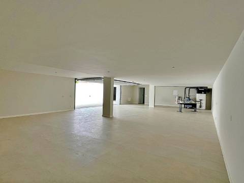 Moradia independente T5+2 à venda em Verdizela, Corroios