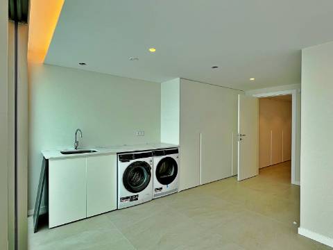 Moradia independente T5+2 à venda em Verdizela, Corroios