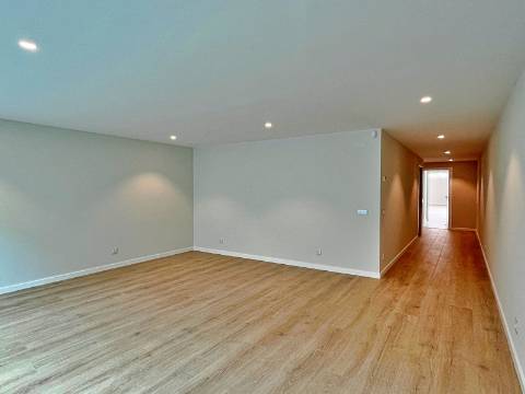 Moradia independente T5+2 à venda em Verdizela, Corroios