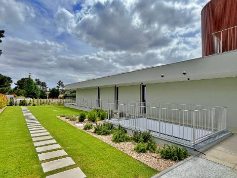 Moradia independente T5+2 à venda em Verdizela, Corroios