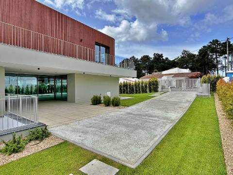 Moradia independente T5+2 à venda em Verdizela, Corroios