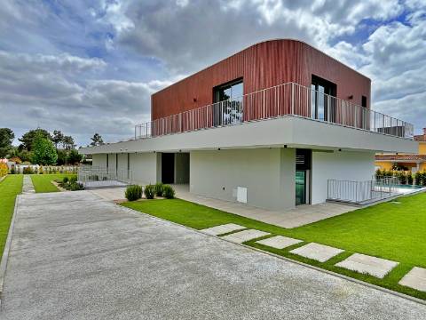 Moradia independente T5+2 à venda em Verdizela, Corroios