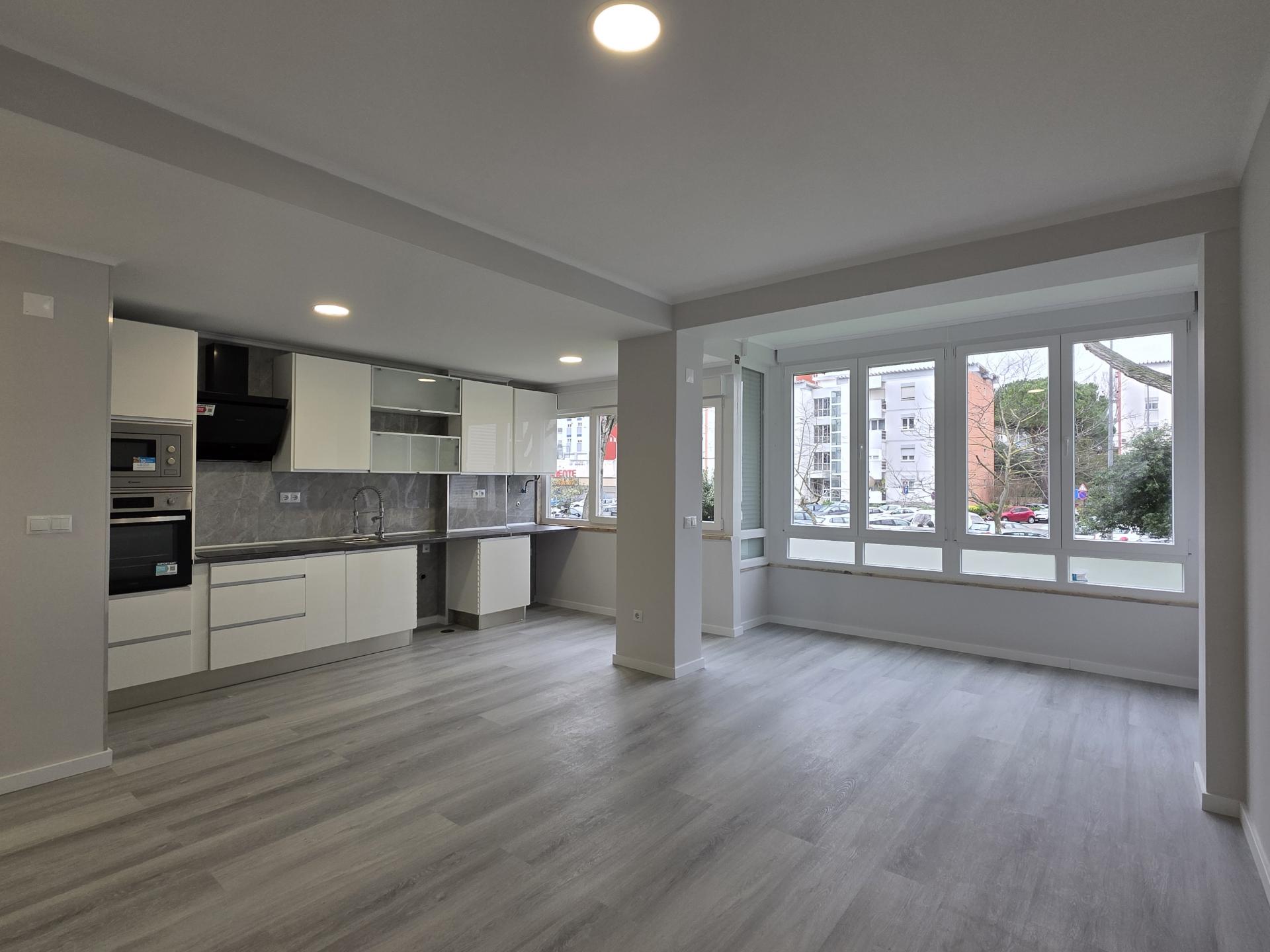 Apartamento T2 em Oeiras | Totalmente remodelado + Varanda