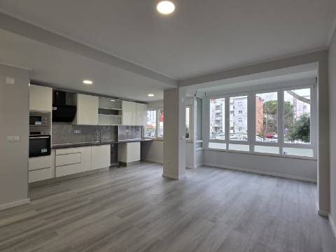 Apartamento T2 em Oeiras | Totalmente remodelado + Varanda