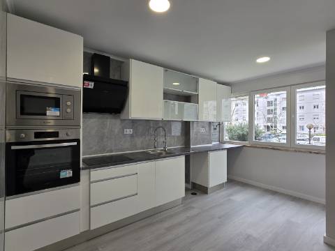 Apartamento T2 em Oeiras | Totalmente remodelado + Varanda
