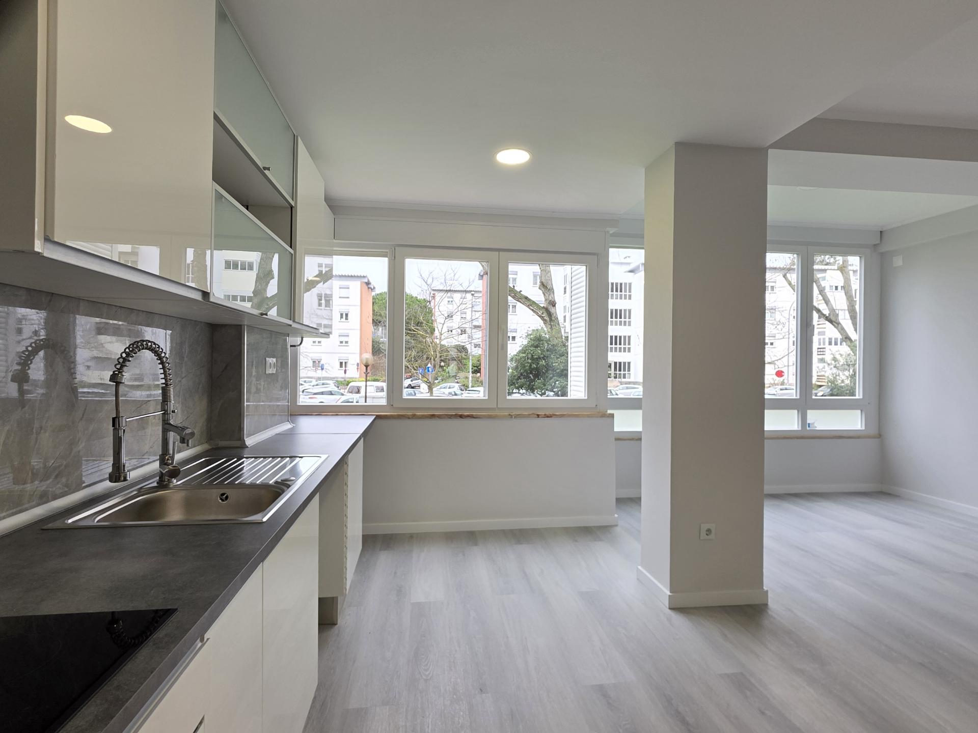 Apartamento T2 em Oeiras | Totalmente remodelado + Varanda