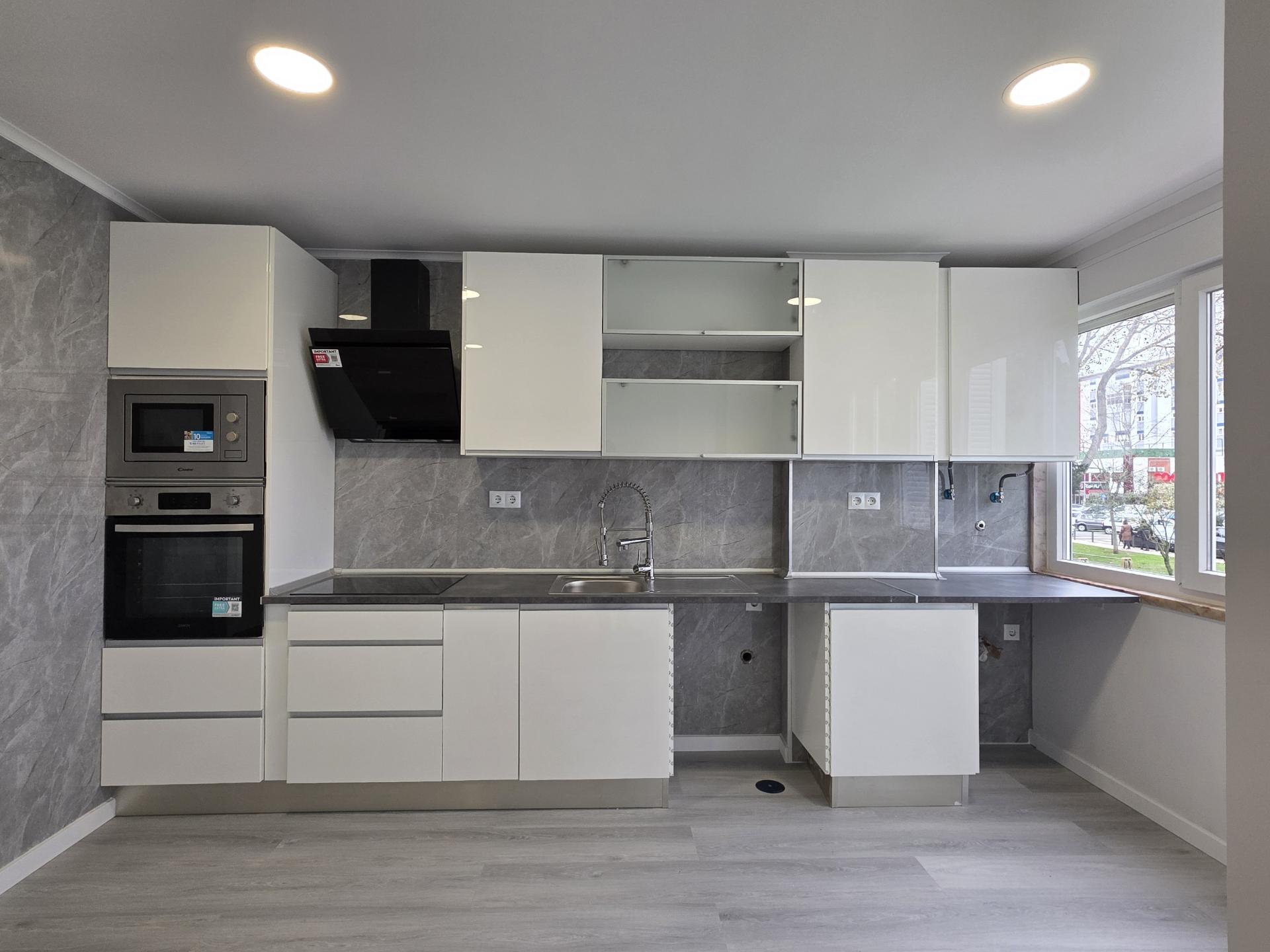 Apartamento T2 em Oeiras | Totalmente remodelado + Varanda