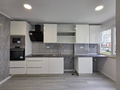 Apartamento T2 em Oeiras | Totalmente remodelado + Varanda