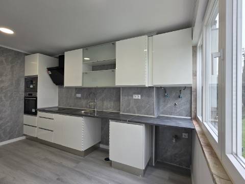 Apartamento T2 em Oeiras | Totalmente remodelado + Varanda