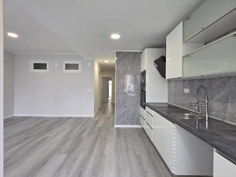 Apartamento T2 em Oeiras | Totalmente remodelado + Varanda