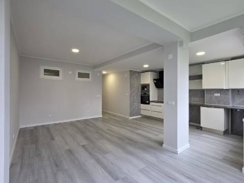 Apartamento T2 em Oeiras | Totalmente remodelado + Varanda