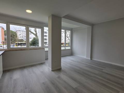 Apartamento T2 em Oeiras | Totalmente remodelado + Varanda